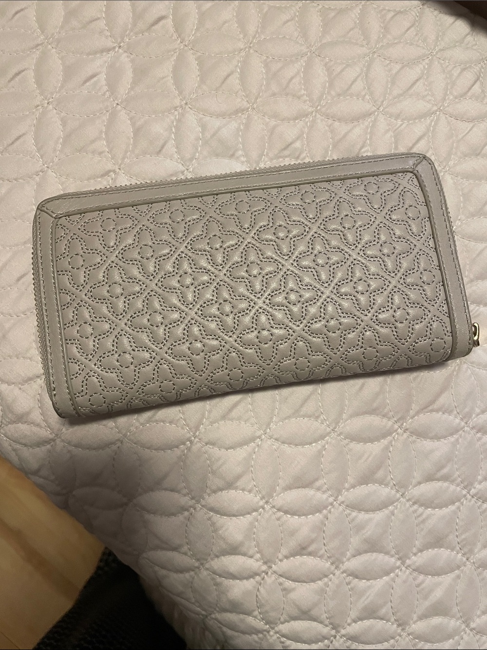 Tory Burch Perforated Leather Zip Wallet in Light Gray with Gold Logo - Picture 4 of 5